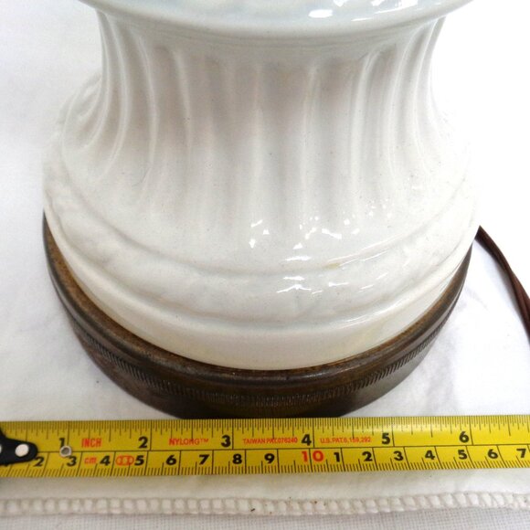 Neoclassical White Porcelain Cherub Lamp 1940's - Picture 12 of 16